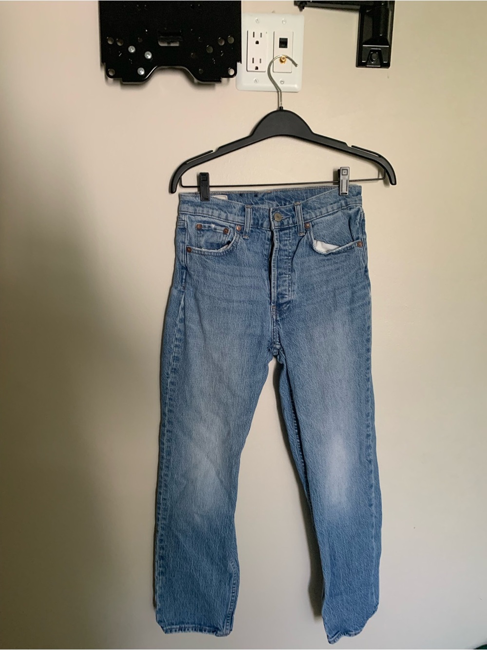 GAP Women's Straight-Leg Jeans in Light Blue Denim. Size 26/2